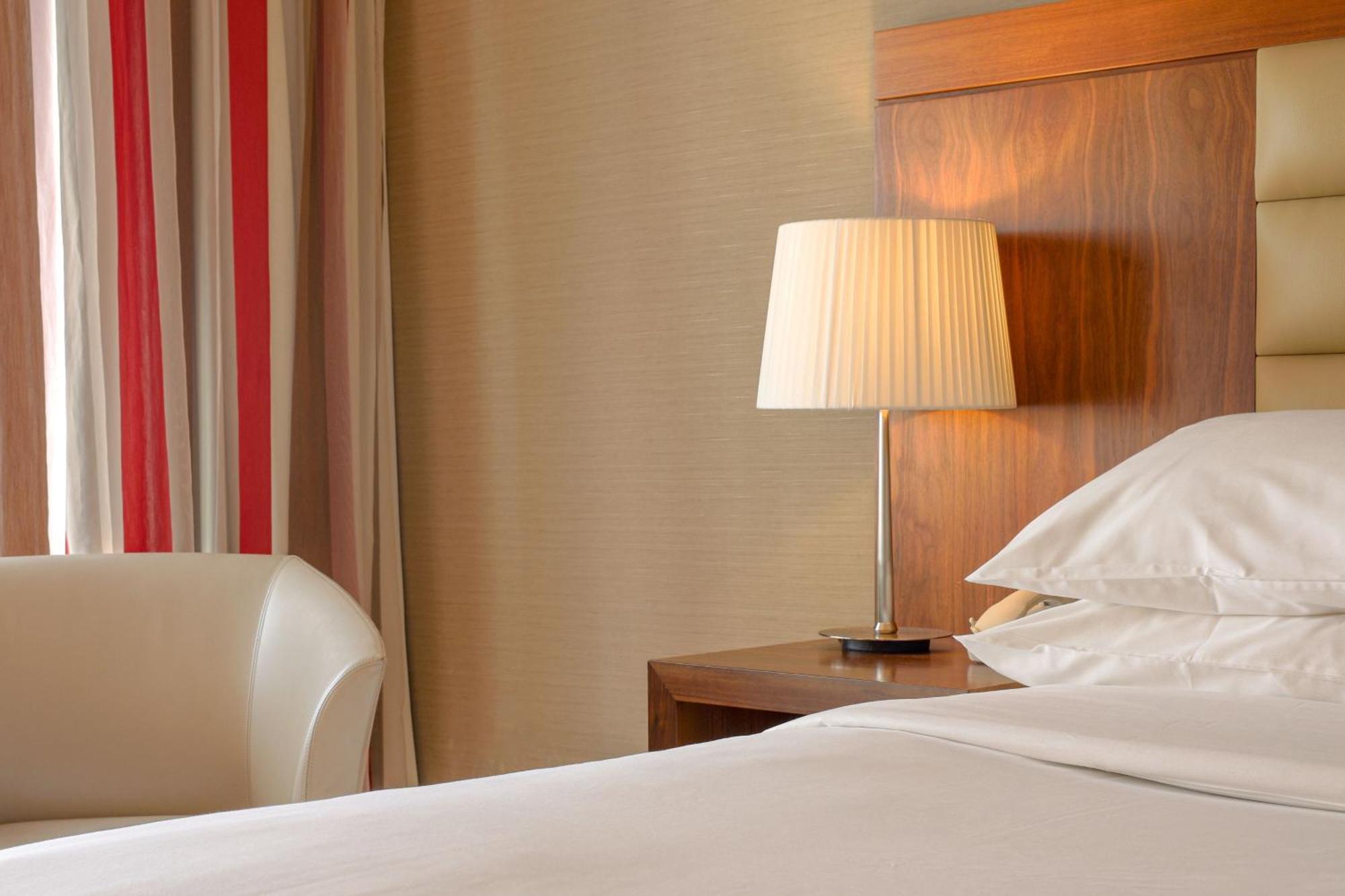 Sheraton Athlone Hotel Екстериор снимка