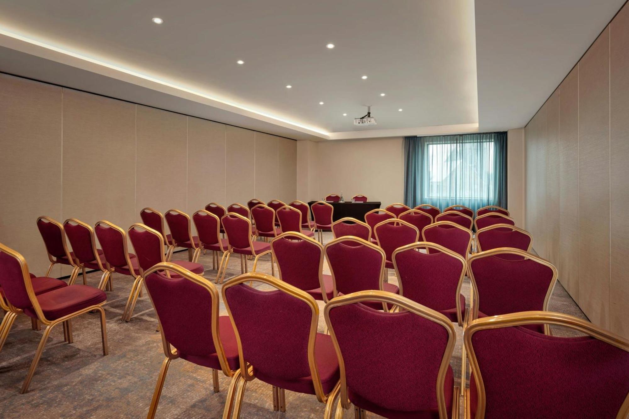 Sheraton Athlone Hotel Екстериор снимка