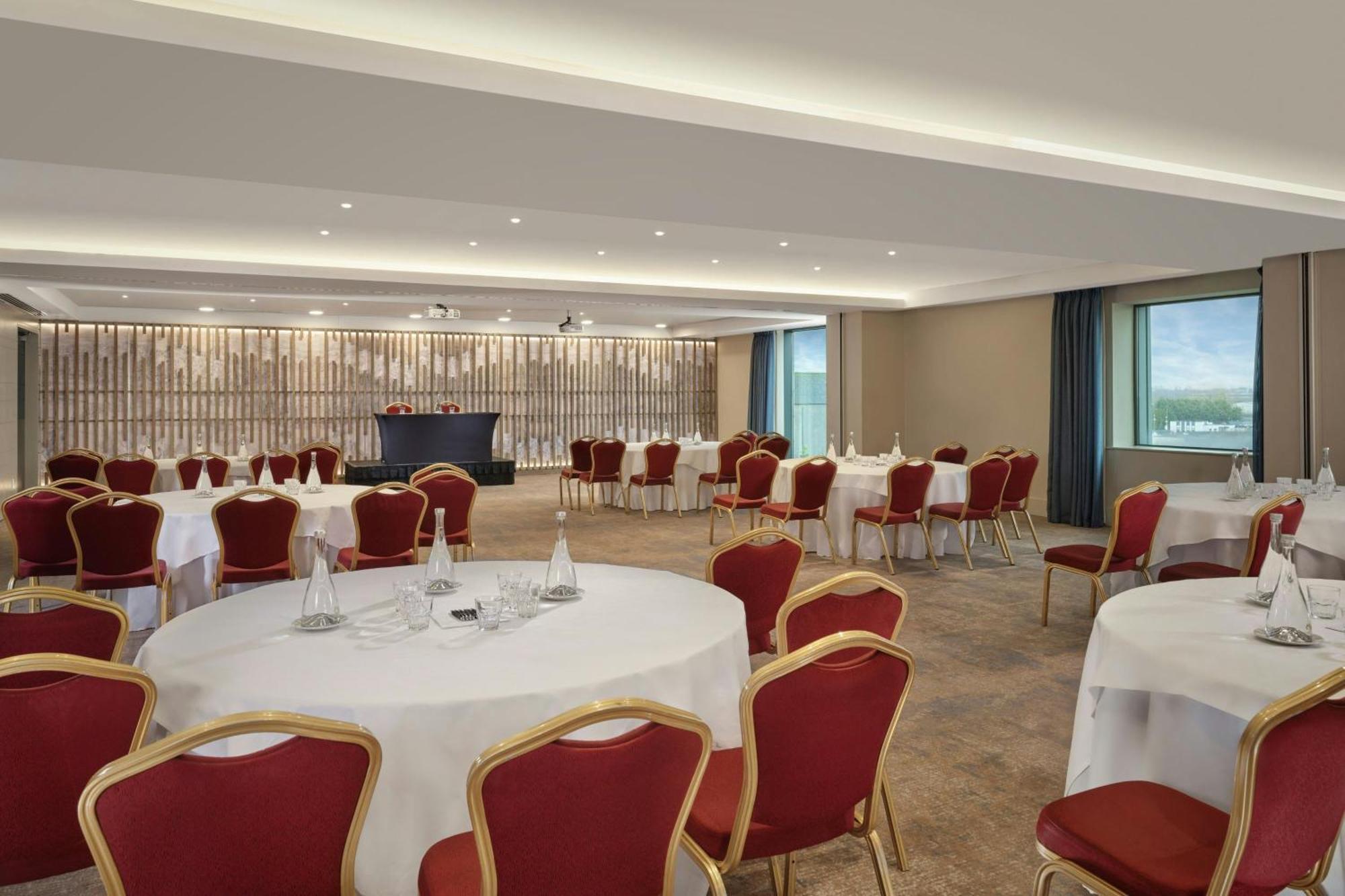 Sheraton Athlone Hotel Екстериор снимка