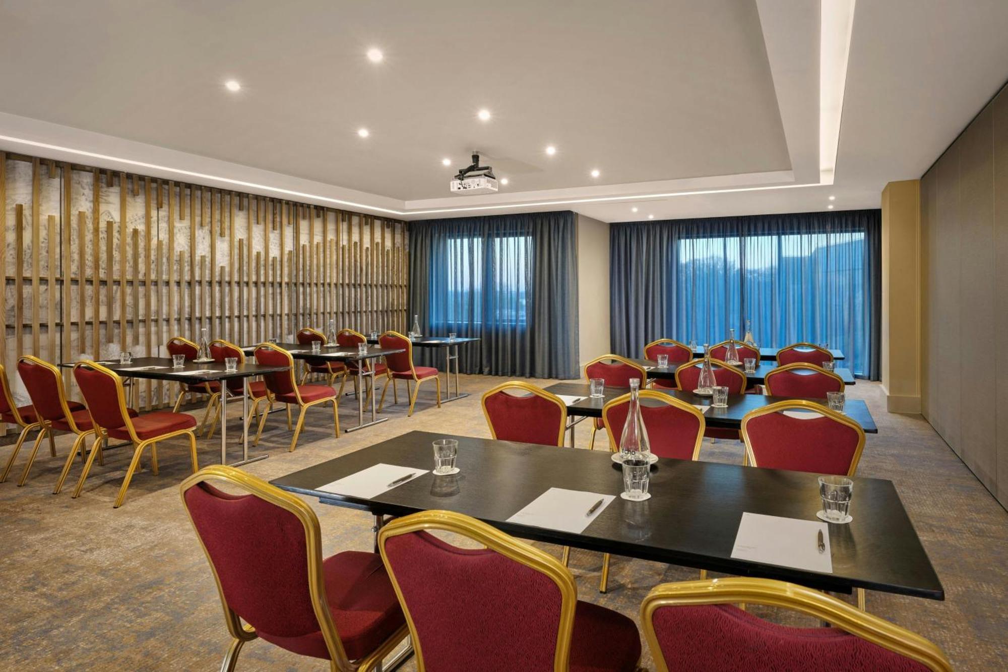 Sheraton Athlone Hotel Екстериор снимка